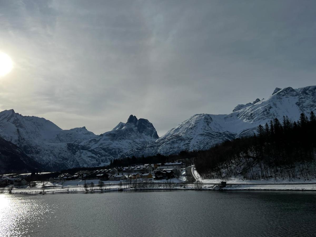 Frichs Ekspress Andalsnes Hotel Buitenkant foto