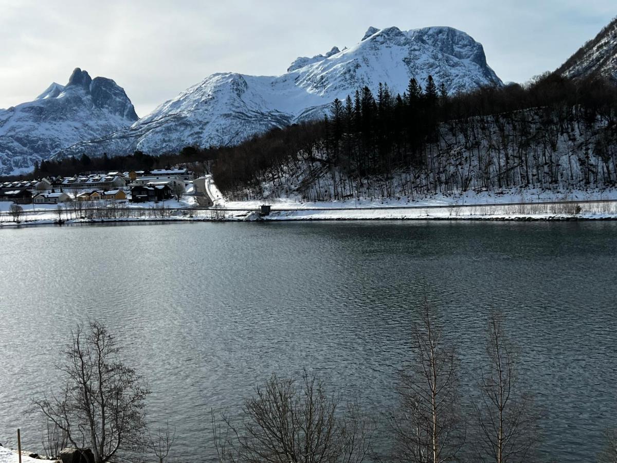 Frichs Ekspress Andalsnes Hotel Buitenkant foto