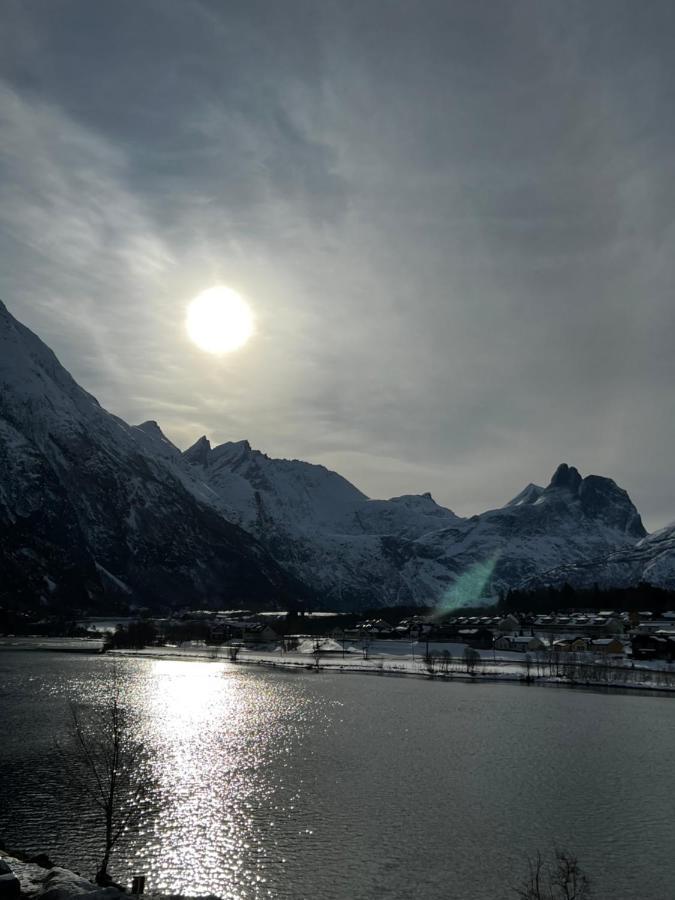 Frichs Ekspress Andalsnes Hotel Buitenkant foto