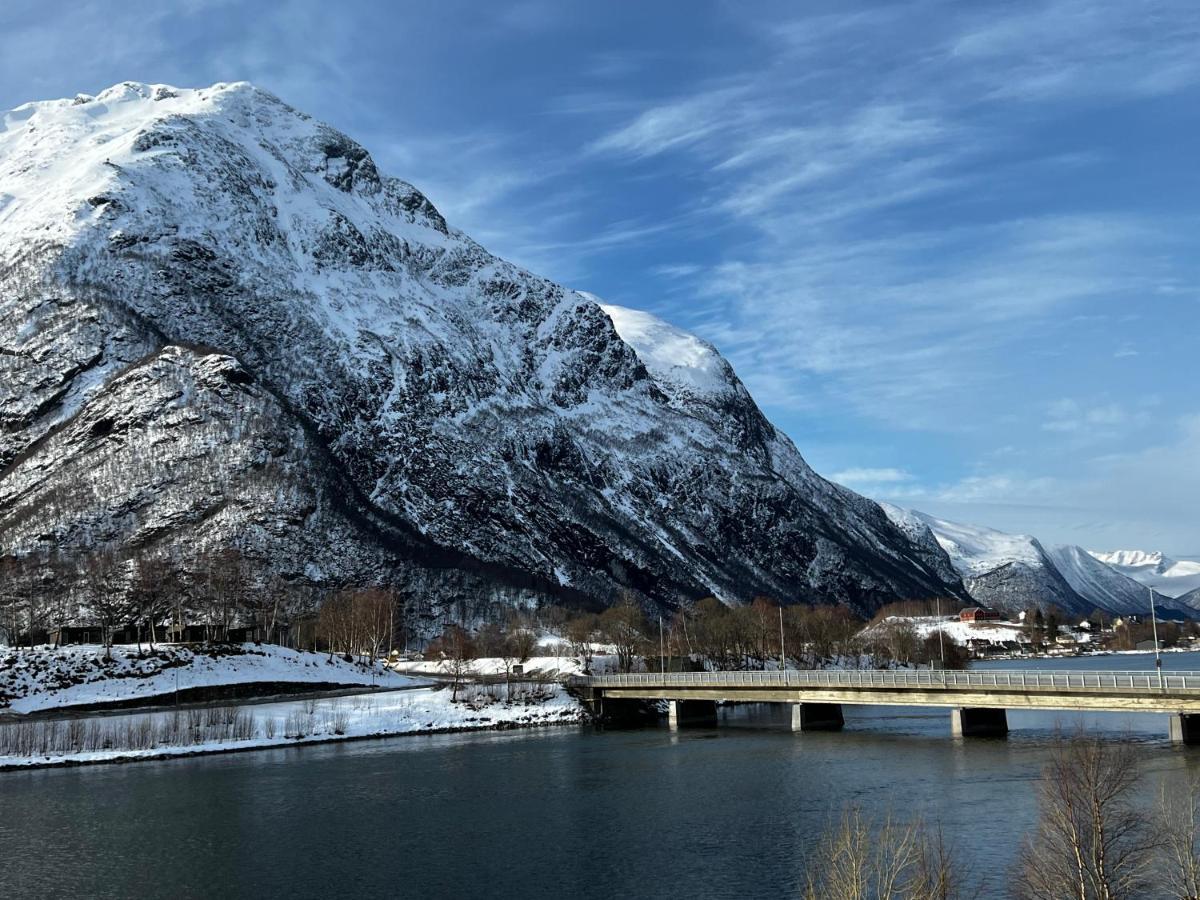 Frichs Ekspress Andalsnes Hotel Buitenkant foto