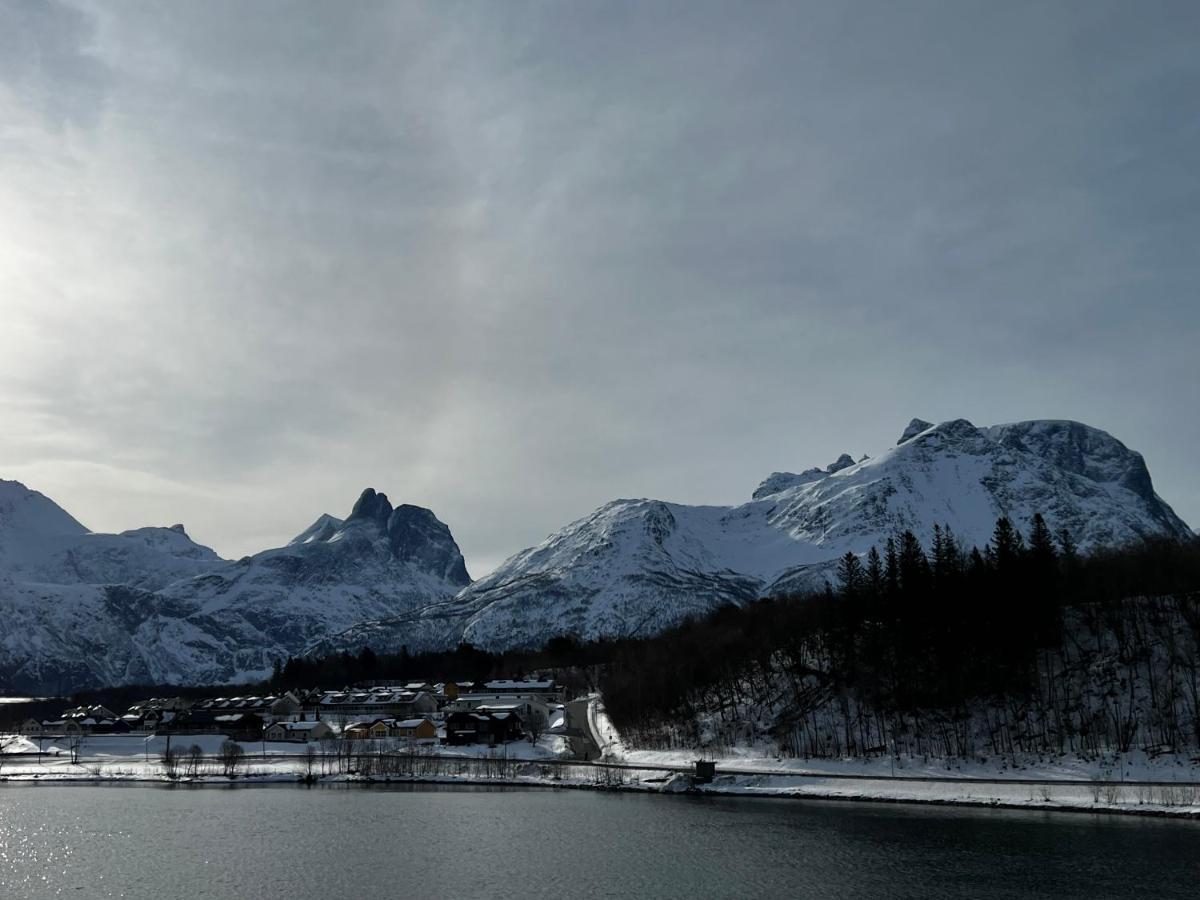 Frichs Ekspress Andalsnes Hotel Buitenkant foto