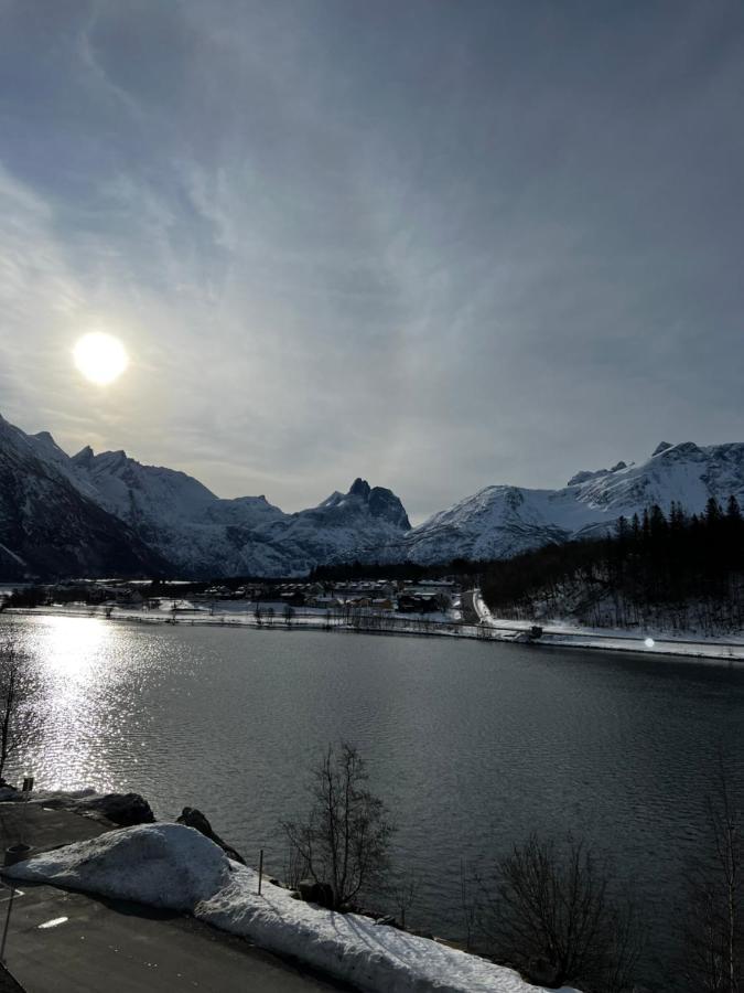 Frichs Ekspress Andalsnes Hotel Buitenkant foto