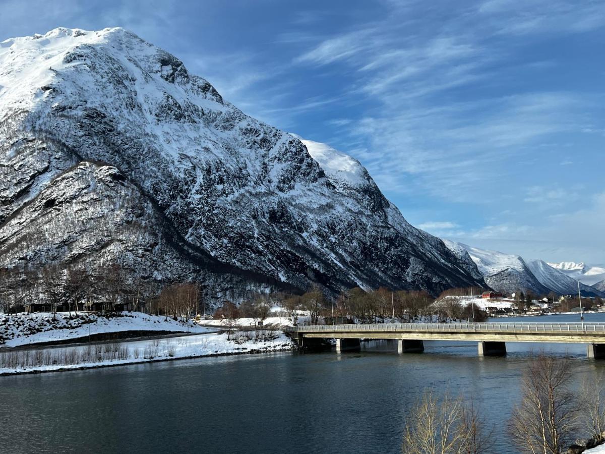 Frichs Ekspress Andalsnes Hotel Buitenkant foto